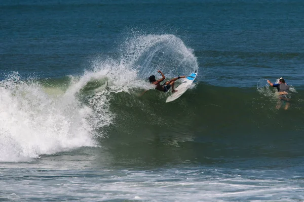 Surfers crash on the wave — Stock Photo, Image