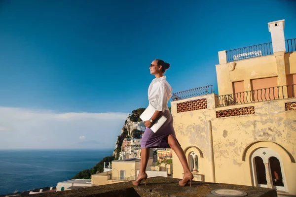 Бізнес-леді з ноутбуком на даху — стокове фото