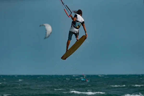 Kitesurfer in azione — Foto Stock