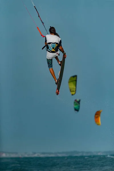 Kitesurfer в дії — стокове фото