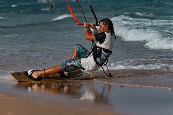 Kitesurfer em ação — Fotografia de Stock