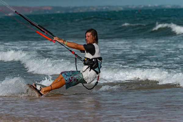 Kitesurfer em ação — Fotografia de Stock