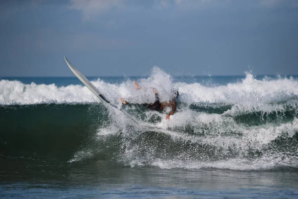 Surfistas caem na onda — Fotografia de Stock