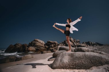 genç bir kadın açık havada egzersiz Yoga