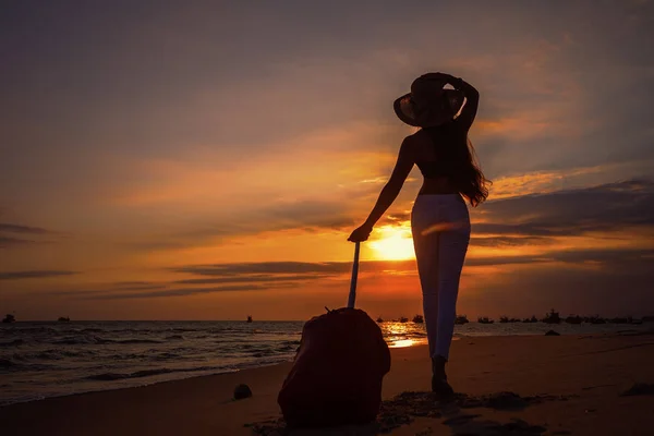 Mujer Joven Sombrero Con Gran Maleta Playa Tropical Atardecer — Foto de Stock