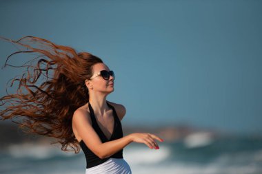 Uçan saçlı kadın plajtarafından runing
