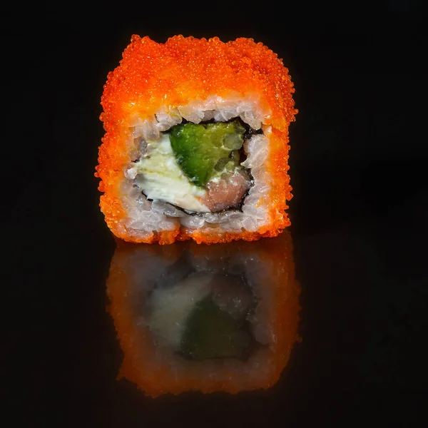 加州卷寿司与鲑鱼 奶油奶酪 红色乳木果鱼子酱的黑色背景 寿司菜单 日本菜 — 图库照片