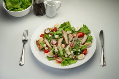 Sezar salatası. Tavuklu salata, parmesan peyniri, sebze ve açık arkaplanda sos. Pankart menü tarifi. 