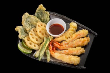 Malzemeli tavuklu Sezar salatası, parmesan peyniri, sebze, ekmek ve soslu yukarıdan hafif arkaplan. Pankart menü tarifi.