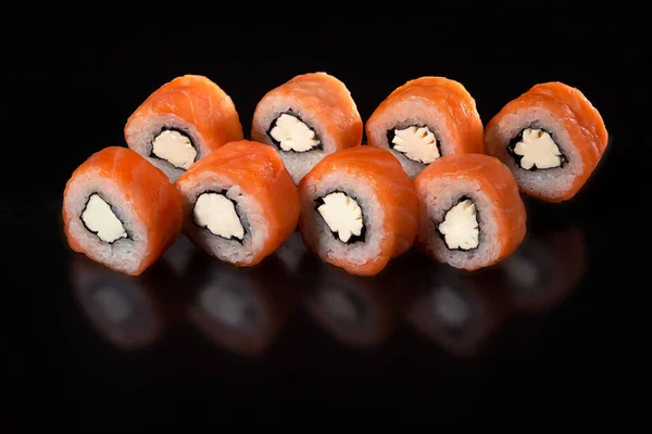 Imagen Primer Plano Los Clásicos Rollitos Sushi Filadelfia Con Salmón —  Fotos de Stock