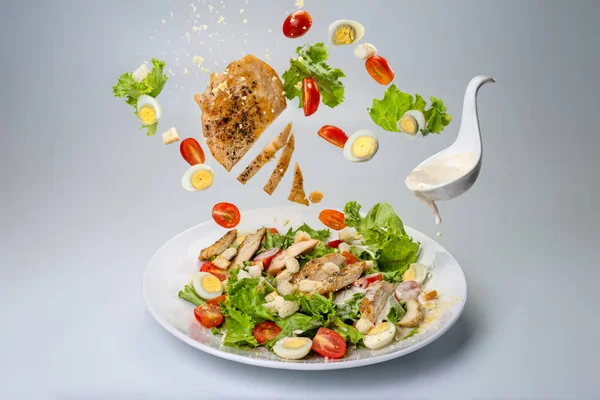沙律与鸡肉 意大利芝士 蔬菜和汤匙与流动酱油在轻质背景的洗浴 横幅菜单配方 条幅菜谱 — 图库照片