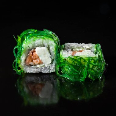 Kumandan Suşi, deniz ürünleri ve Chuka ile birlikte. Chuka, somon, salatalık ve krem peynirli suşi..