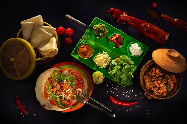 Würzige Huhn Gemüse Saure Sahne Käse Guacamole Enchilada Sauce Und — Stockfoto