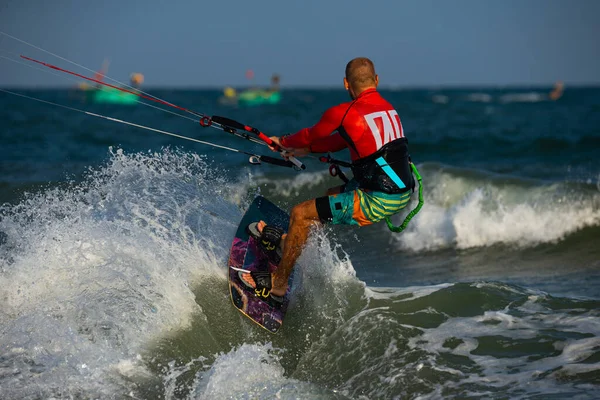 Kitesurfen Auf Den Wellen Des Meeres Mui Strand Phan Thiet — Stockfoto