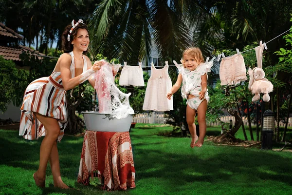 Comic Shot Mom Arranged General Wash Young Housewife Washes Laundry — Stock Photo, Image