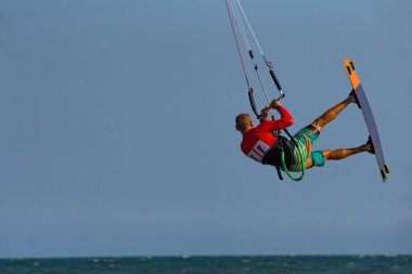 Mui Ne sahilindeki dalgalarda uçurtma uçurmak, Phan Thiet, Binh Thuan, Vietnam. Uçurtma uçurma, Kiteboard aksiyon fotoğrafları. Uçurtma - geri sarma geçişi