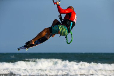 Mui Ne sahilindeki dalgalarda uçurtma uçurmak, Phan Thiet, Binh Thuan, Vietnam. Kitesurfing, Kiteboardcu hileli dokunmatik pano yapıyor