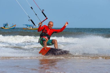 Mui Ne sahilindeki dalgalarda uçurtma uçurmak, Phan Thiet, Binh Thuan, Vietnam. Uçurtma uçurma, Kiteboard aksiyon fotoğrafları. Uçurtma Eylemde 