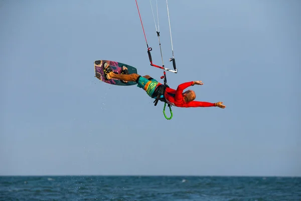 Kitesurf Sulle Onde Del Mare Nella Spiaggia Mui Phan Thiet — Foto Stock
