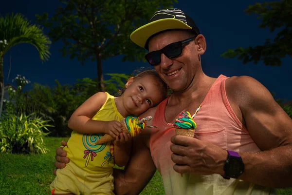 Joven Padre Feliz Hija Pasar Fin Semana Parque Están Comiendo — Foto de Stock