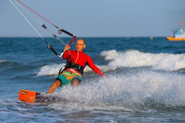 Mui Ne sahilindeki dalgalarda uçurtma uçurmak, Phan Thiet, Binh Thuan, Vietnam. Uçurtma uçurma, Kiteboard aksiyon fotoğrafları. Uçurtma Eylemde 
