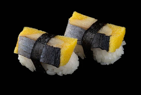 Närbild Läckra Japanska Nishin Nigiri Isolerad Svart Bakgrund Meny Japanskt — Stockfoto