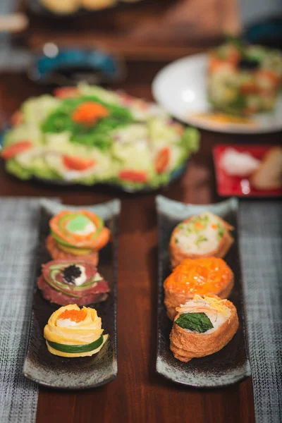Seitenansicht Des Tisches Mit Japanischer Küche Blumenteller Set Und Inari — Stockfoto
