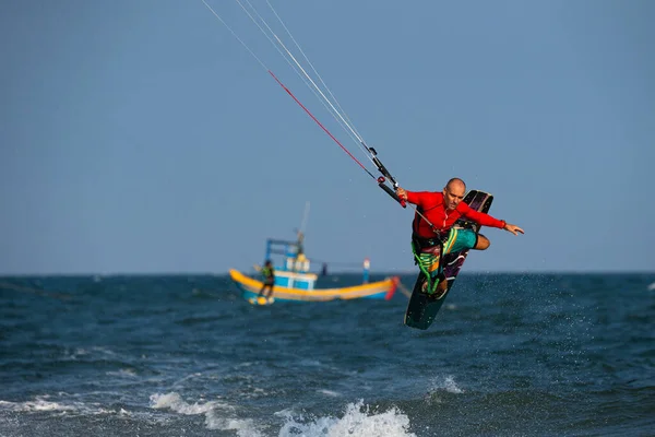 Kitesurf Nas Ondas Mar Praia Mui Phan Thiet Binh Thuan — Fotografia de Stock