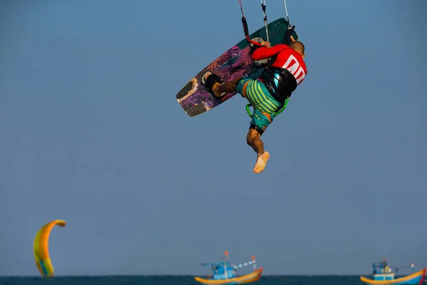 Kitesurf Sulle Onde Del Mare Nella Spiaggia Mui Phan Thiet — Foto Stock
