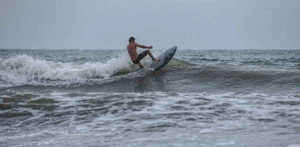 Stand Paddle Board Surfista Surfando Uma Onda Alta — Fotografia de Stock