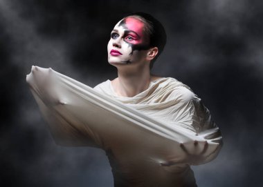 Dumanla kaplanmış beyaz kumaşlı seksi hayalet.