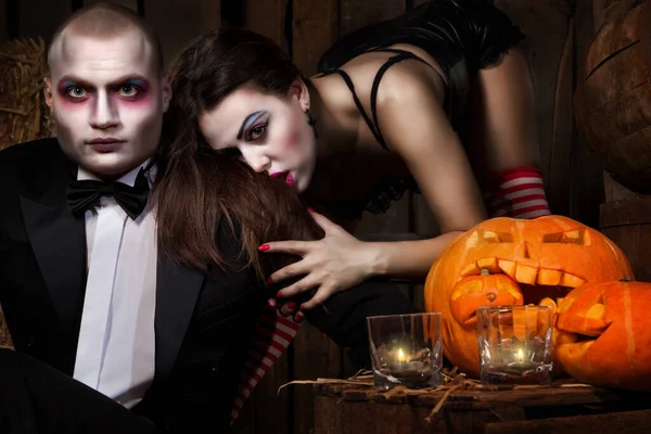 Portret Mężczyzny Seksownej Kobiety Wampiry Dynią Halloween Drewnianym Tle Zastrzelony — Zdjęcie stockowe