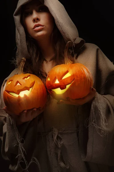 Kvinna Morgonrock Lindad Runt Huvudet Håller Halloween Pumpor — Stockfoto
