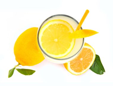 Beyaz arka planda limon ve meyve bardakları. Üst Görünüm