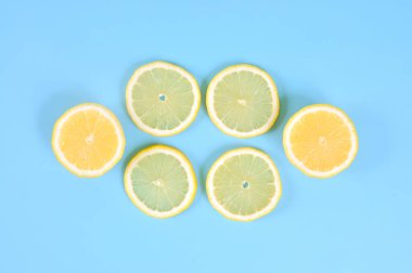 Mavi arkaplanda limon dilimleri, üst görünüm