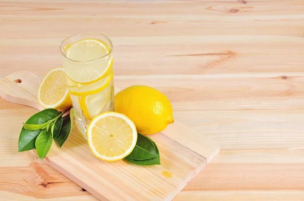 Glasögon Lemonad Med Citroner Och Gröna Blad Trä Bakgrund — Stockfoto