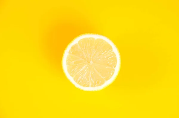 Aufgeschnittene Zitrone Von Oben Auf Isoliertem Gelben Hintergrund — Stockfoto