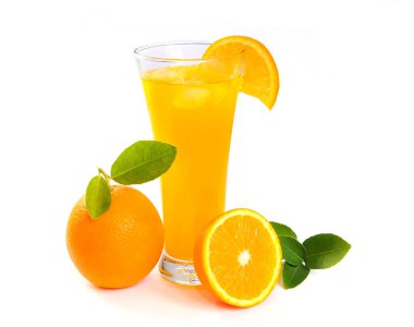 Beyaz arka planda izole edilmiş meyveli taze portakal suyu. Citrus suyu, C vitamini..