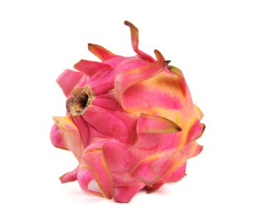 Ejderha meyvesi, pitaya kesme yolu ile beyaz arka planda izole