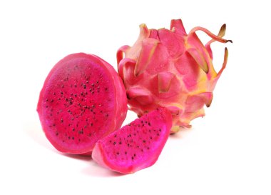 Dilimlenmiş ejderha meyvesi ya da beyaz arka planda izole edilmiş pitaya