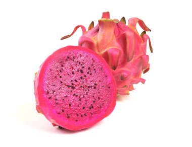 Dilimlenmiş ejderha meyvesi ya da beyaz arka planda izole edilmiş pitaya