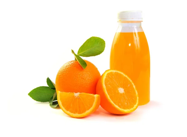 Färska Apelsinfrukter Med Blad Och Apelsinjuice Flaskor Isolerade Vit Bakgrund — Stockfoto
