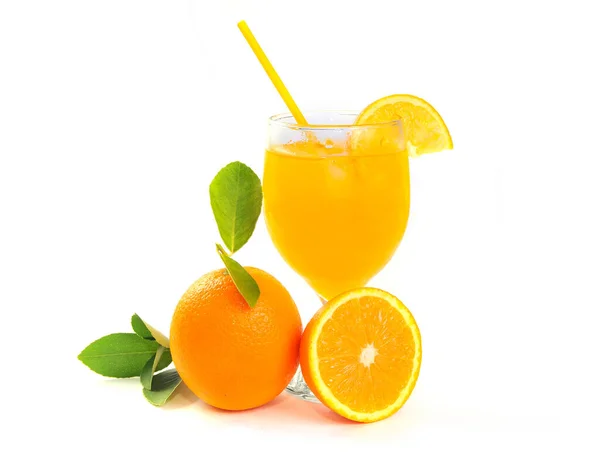 Čerstvý Pomerančový Džus Ovocem Listem Izolovaný Bílém Pozadí Citrusová Šťáva — Stock fotografie