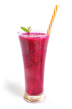 Beyaz arka planda izole edilmiş bardaklarda kırmızı ejderha meyveli içecekler. Pitahaya meyvesi. Ejderha meyve suyu.