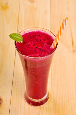 Bardakta kırmızı ejderha meyve püresi. Pitahaya meyvesi. Ejderha Meyve Suyu. 