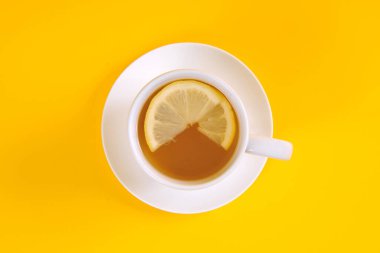 Sarı arkaplanda limon çayı manzarası