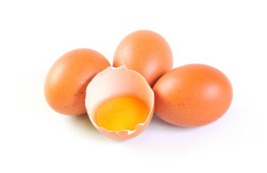 Beyaz arka planda kırılan yumurtalar