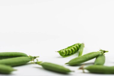 Bezelyeler ve beyaz arkaplan