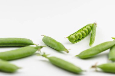 Bezelyeler ve beyaz arkaplan