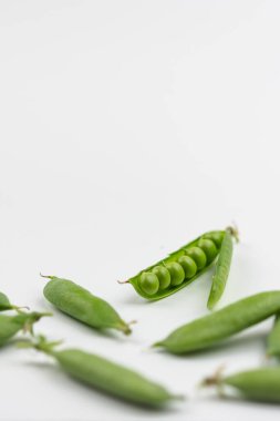 Bezelyeler ve beyaz arkaplan